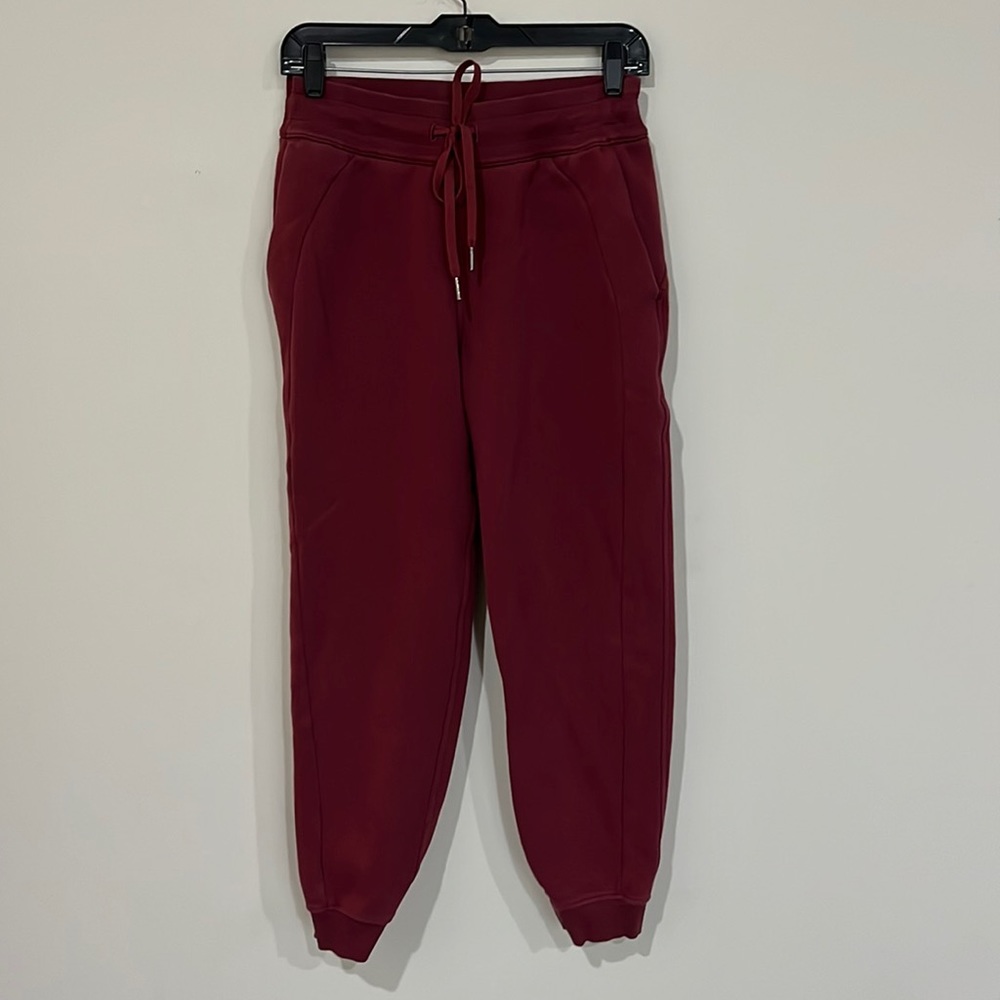 Lululemon Mulled Wine Scuba High Rise Jogger sz 6 has side pockets, cozy